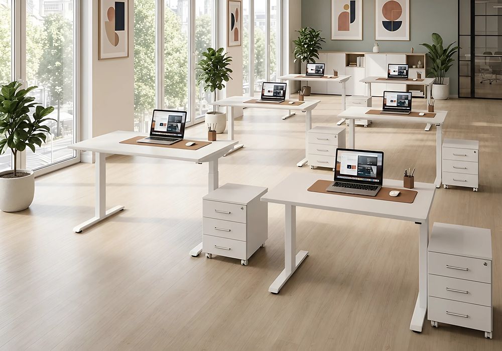 irodabútor emelhető T-lábas munkaállomás fehér lábszerkezettel, szögletes asztallapokkal és görgős konténerekkel modern open office irodában