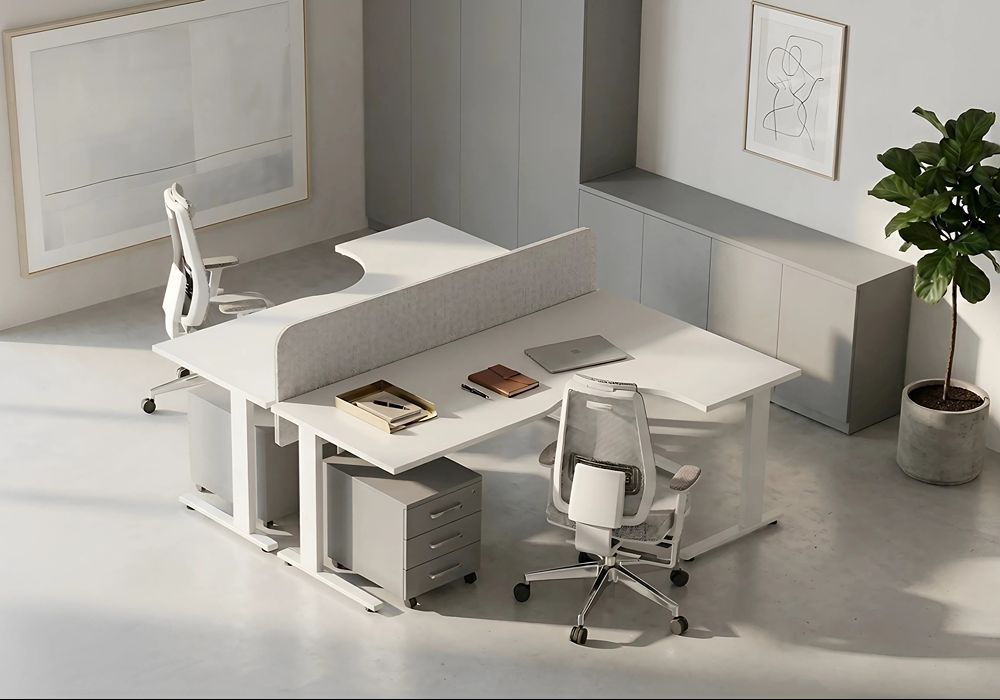 2 személyes T-lábas munkaállomás fehér belső íves asztallappal és paravánnal modern open office iroda enteriőrben.