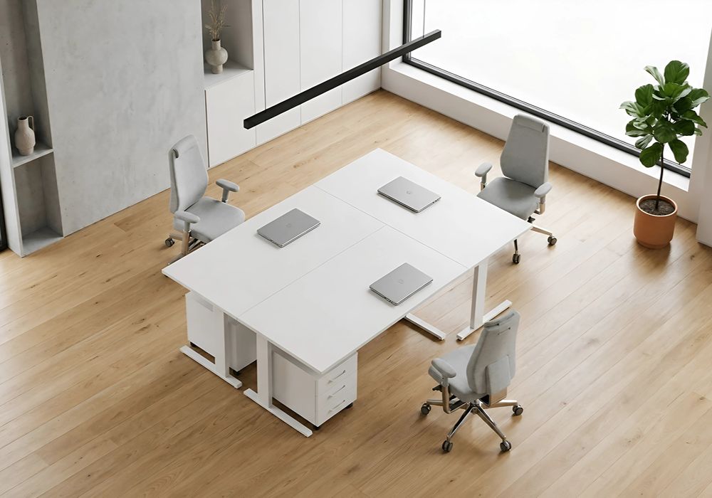 3 személyes T-lábas munkaállomás fehér szögletes asztallappal és fehér lábszerkezettel modern open office iroda enteriőrben.
